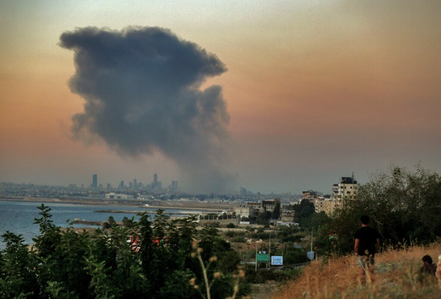 Nach einem israelischen Luftangriff st...einem sdlichen Vorort von Beirut auf.  | Foto: Marwan Naaman (dpa)