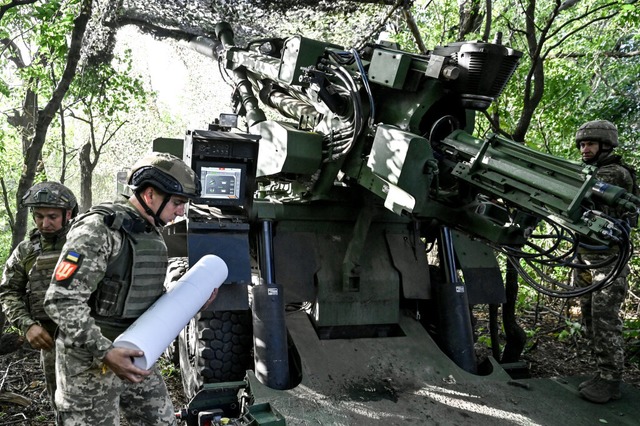 Soldaten der 55. Artilleriebrigade bef...n Richtung Pokrowsk in der Ostukraine.  | Foto: --- (dpa)