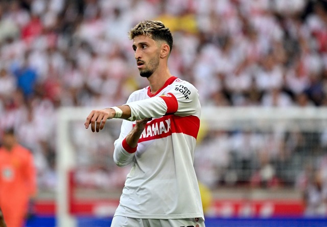 Atakan Karazor und der VfB Stuttgart sind am Samstag beim VfL Wolfsburg zu Gast.  | Foto: Jan-Philipp Strobel/dpa