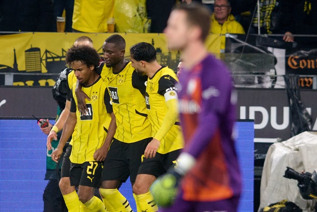 Beim 4:2 des BVB &uuml;ber Bochum wird Serhou Guirassy als Matchwinner gefeiert.  | Foto: Bernd Thissen/dpa