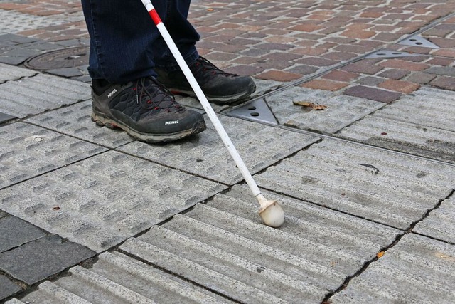 Blinde Menschen brauchen Orientierungs...e solche Leitsysteme und Markierungen.  | Foto: Felix Klingel