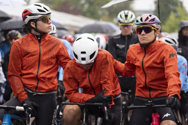 Die Schweizerin Linda Zanetti weint bei der Schweigeminute am Start.  | Foto: Til Buergy/KEYSTONE/dpa