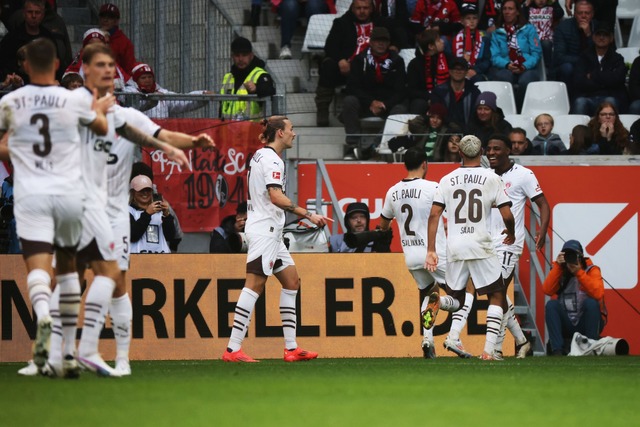 Afolayan jubelt nach dem 2:0 mit seinen Mitspielern.  | Foto: Philipp von Ditfurth/dpa