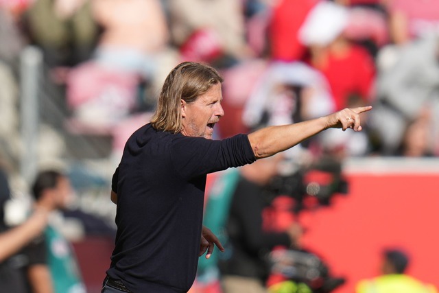 Der Mainzer Trainer Bo Henriksen kriti... Heidenheim Kritik den Schiedsrichter.  | Foto: Thomas Frey/dpa