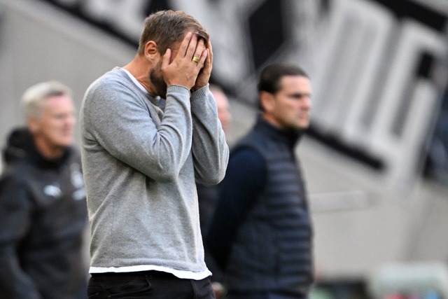 Konnte kaum hinsehen: Union-Coach Bo Svensson.  | Foto: Federico Gambarini/dpa