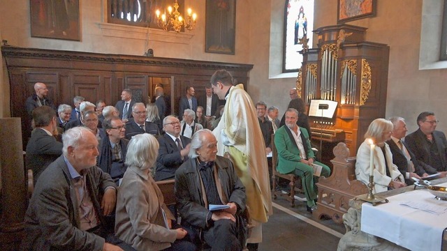 Dekan Matthias Brkle begrt zu Begin...ottesdienst den Bauherrn Hubert Burda.  | Foto: Creative Unit fr Hubert Burda Media