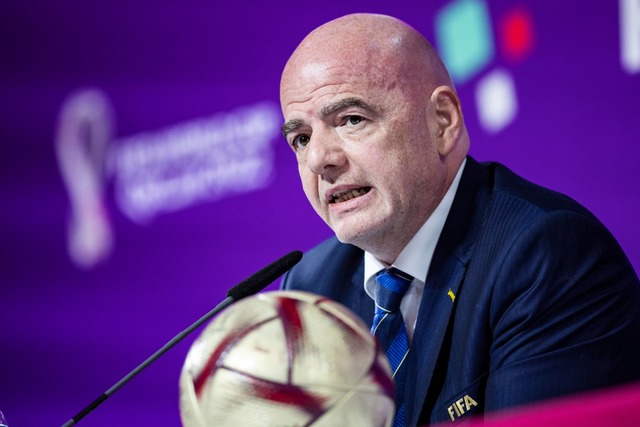 FIFA-Chef Gianni Infantino l&auml;sst ...b-WM in elf US-St&auml;dten austragen.  | Foto: Tom Weller/dpa