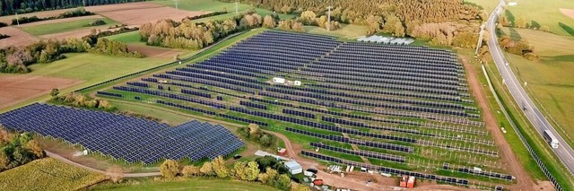 Der Blick von ganz oben auf den fast fertigen Solarpark bei Lffingen.  | Foto: Philippe Thines