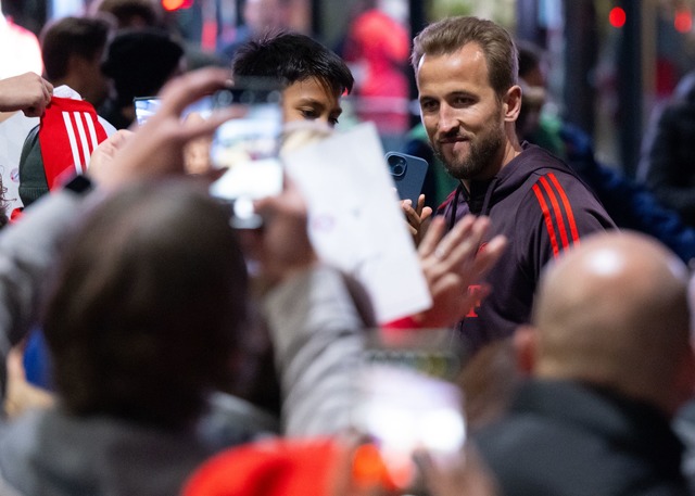 L&auml;chelt nach Schmerzen wieder: Harry Kane.  | Foto: Sven Hoppe/dpa