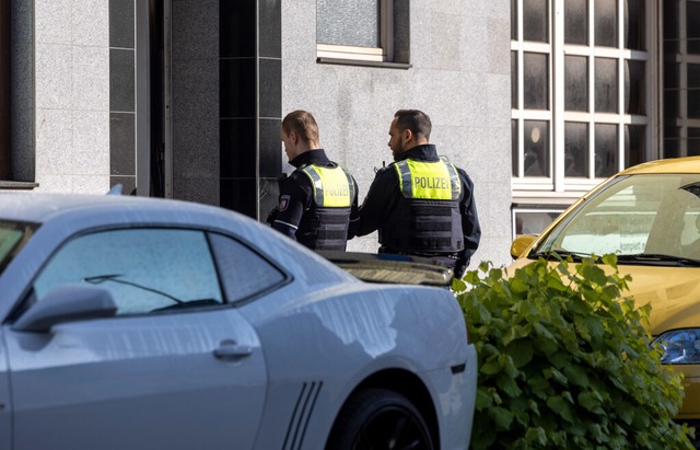 Nordrhein-Westfalen, Essen: Zwei Poliz...e stehen vor dem Eingang des Gebudes.  | Foto: Thomas Banneyer (dpa)