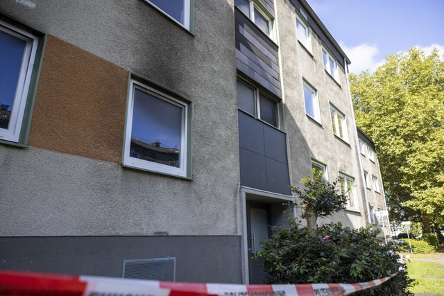 Blick auf das Mehrfamilienhaus an der ... zwei Kinder schweben in Lebensgefahr.  | Foto: Thomas Banneyer (dpa)