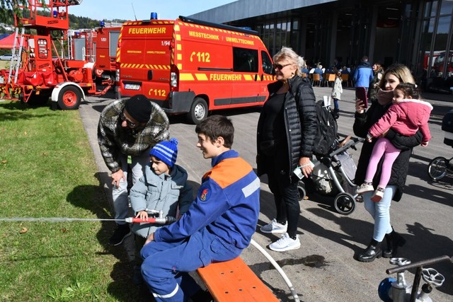 Auch junge Besucher kamen bei der Feuerwehr voll auf ihre Kosten.  | Foto: Heinz und Monika Vollmar