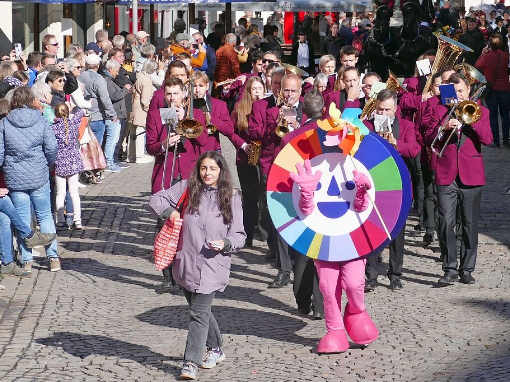 Eingebettet ins 65. Ortenauer Weinfest in der Offenburger Innenstadt war zur Feier von 100 Jahre Oberrheinmesse Offenburg ein Festumzug am Sonntagvormittag. Das Weinfest dauert noch bis Montagabend, 30. September.