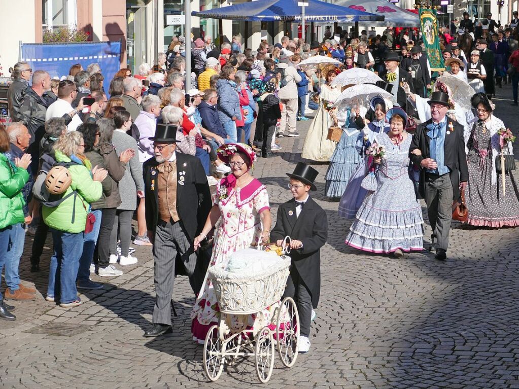 Eingebettet ins 65. Ortenauer Weinfest in der Offenburger Innenstadt war zur Feier von 100 Jahre Oberrheinmesse Offenburg ein Festumzug am Sonntagvormittag. Das Weinfest dauert noch bis Montagabend, 30. September.