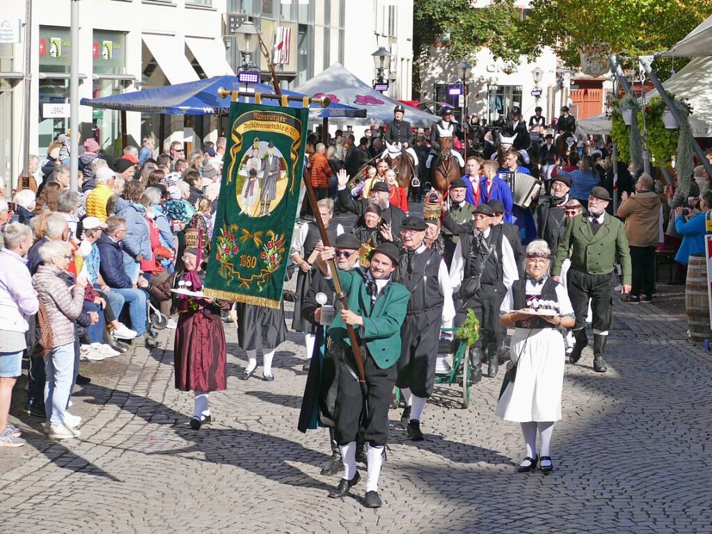 Eingebettet ins 65. Ortenauer Weinfest in der Offenburger Innenstadt war zur Feier von 100 Jahre Oberrheinmesse Offenburg ein Festumzug am Sonntagvormittag. Das Weinfest dauert noch bis Montagabend, 30. September.