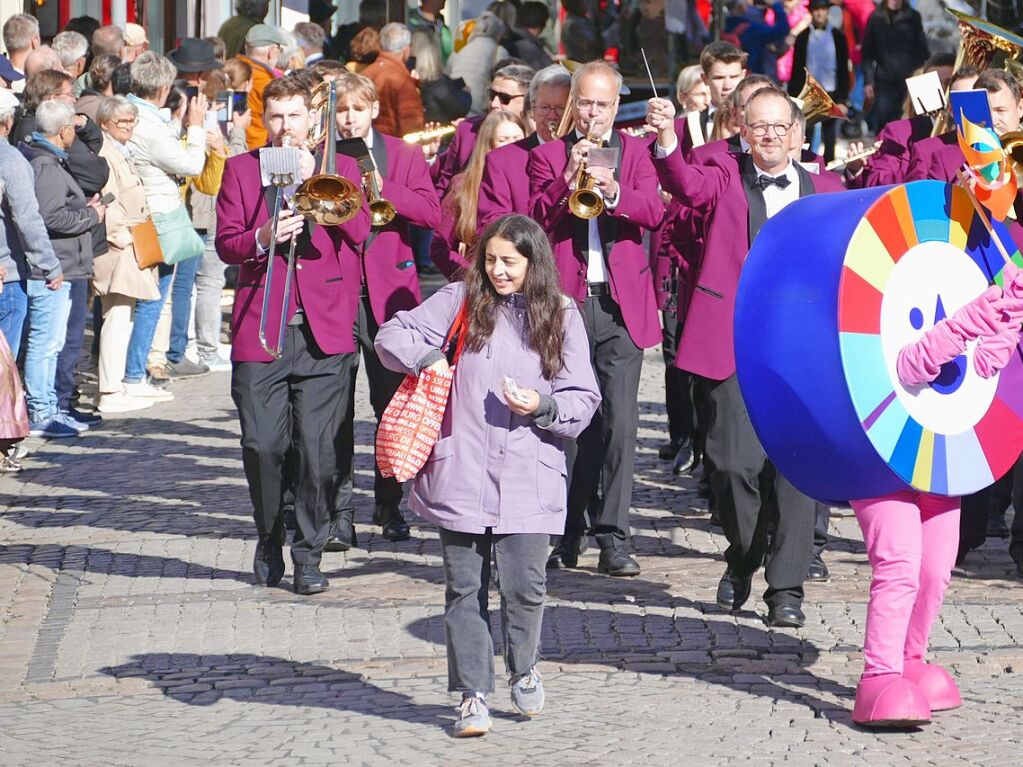 Eingebettet ins 65. Ortenauer Weinfest in der Offenburger Innenstadt war zur Feier von 100 Jahre Oberrheinmesse Offenburg ein Festumzug am Sonntagvormittag. Das Weinfest dauert noch bis Montagabend, 30. September.