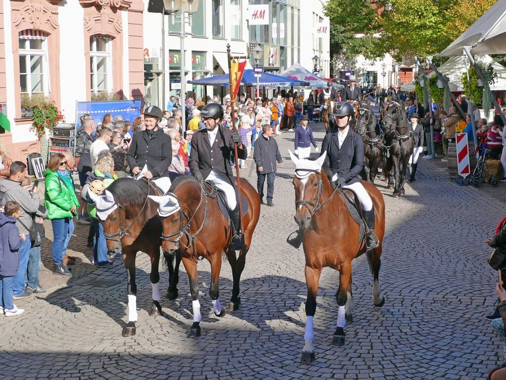 Eingebettet ins 65. Ortenauer Weinfest in der Offenburger Innenstadt war zur Feier von 100 Jahre Oberrheinmesse Offenburg ein Festumzug am Sonntagvormittag. Das Weinfest dauert noch bis Montagabend, 30. September.