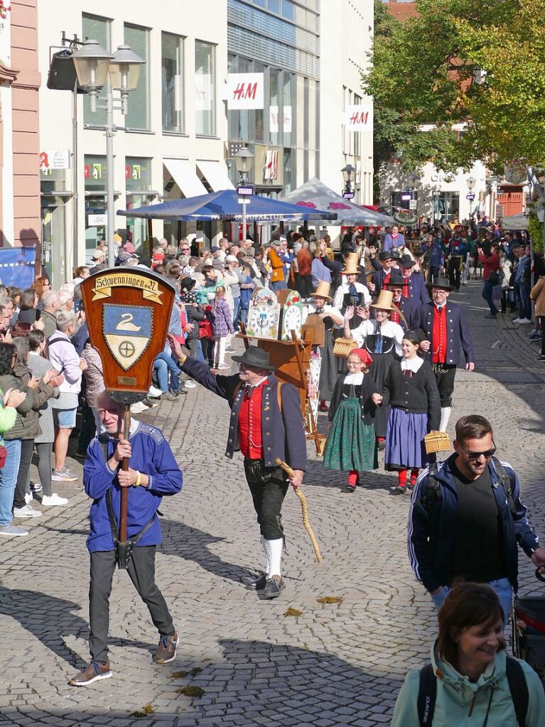 Eingebettet ins 65. Ortenauer Weinfest in der Offenburger Innenstadt war zur Feier von 100 Jahre Oberrheinmesse Offenburg ein Festumzug am Sonntagvormittag. Das Weinfest dauert noch bis Montagabend, 30. September.