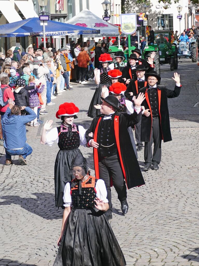 Eingebettet ins 65. Ortenauer Weinfest in der Offenburger Innenstadt war zur Feier von 100 Jahre Oberrheinmesse Offenburg ein Festumzug am Sonntagvormittag. Das Weinfest dauert noch bis Montagabend, 30. September.