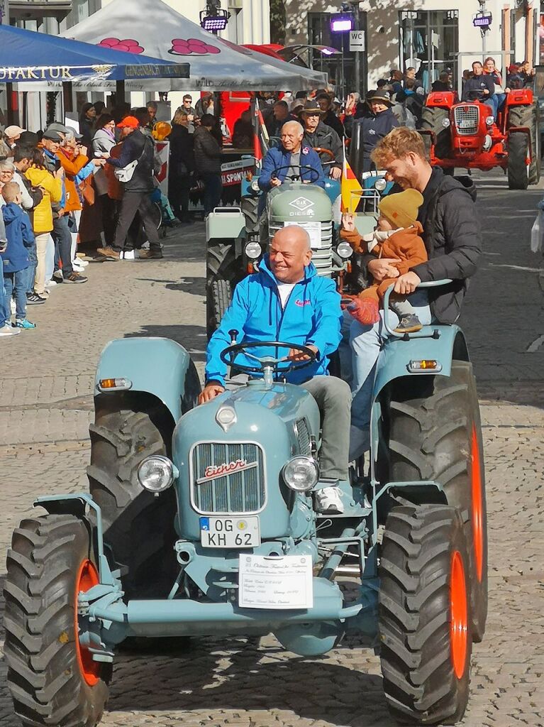 Eingebettet ins 65. Ortenauer Weinfest in der Offenburger Innenstadt war zur Feier von 100 Jahre Oberrheinmesse Offenburg ein Festumzug am Sonntagvormittag. Das Weinfest dauert noch bis Montagabend, 30. September.