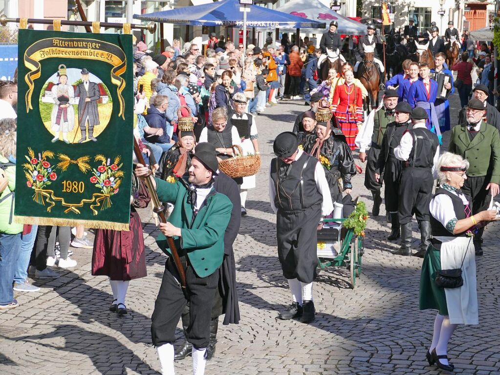 Eingebettet ins 65. Ortenauer Weinfest in der Offenburger Innenstadt war zur Feier von 100 Jahre Oberrheinmesse Offenburg ein Festumzug am Sonntagvormittag. Das Weinfest dauert noch bis Montagabend, 30. September.