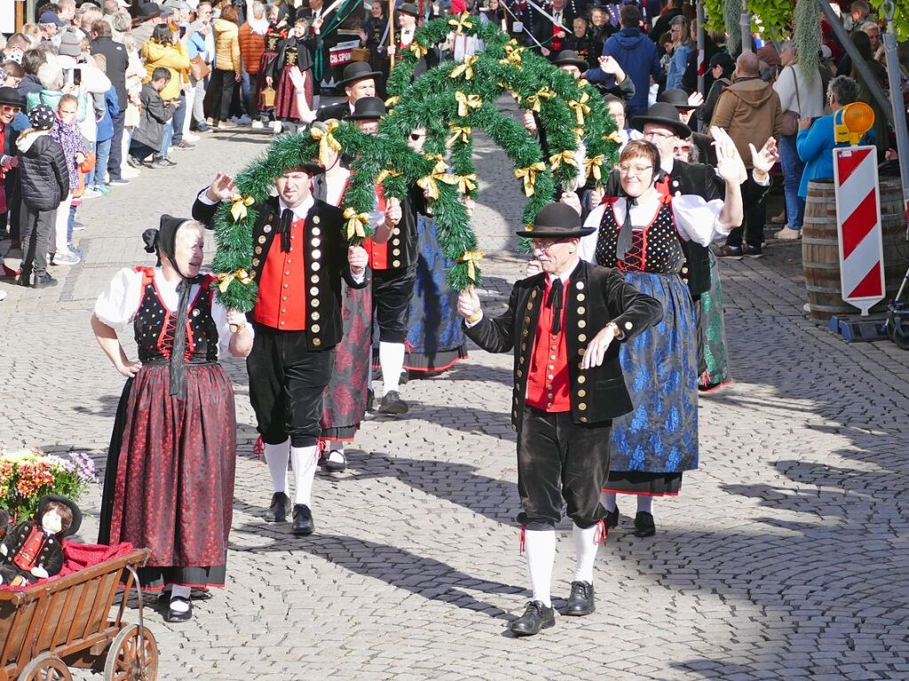 Eingebettet ins 65. Ortenauer Weinfest in der Offenburger Innenstadt war zur Feier von 100 Jahre Oberrheinmesse Offenburg ein Festumzug am Sonntagvormittag. Das Weinfest dauert noch bis Montagabend, 30. September.