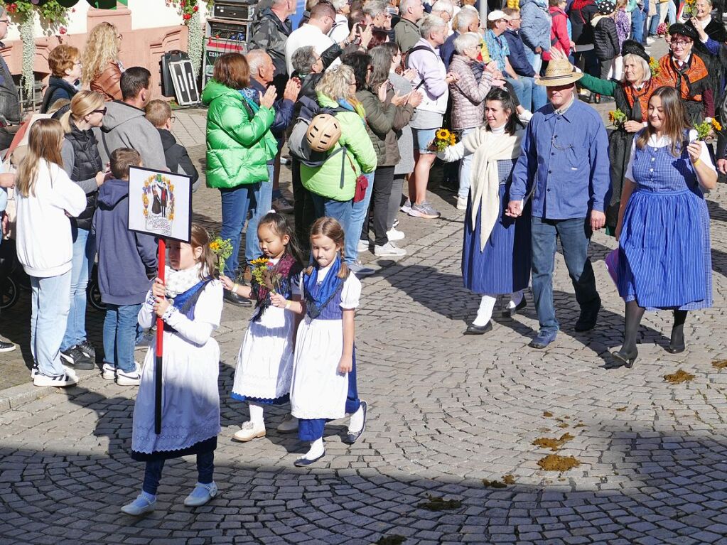 Eingebettet ins 65. Ortenauer Weinfest in der Offenburger Innenstadt war zur Feier von 100 Jahre Oberrheinmesse Offenburg ein Festumzug am Sonntagvormittag. Das Weinfest dauert noch bis Montagabend, 30. September.