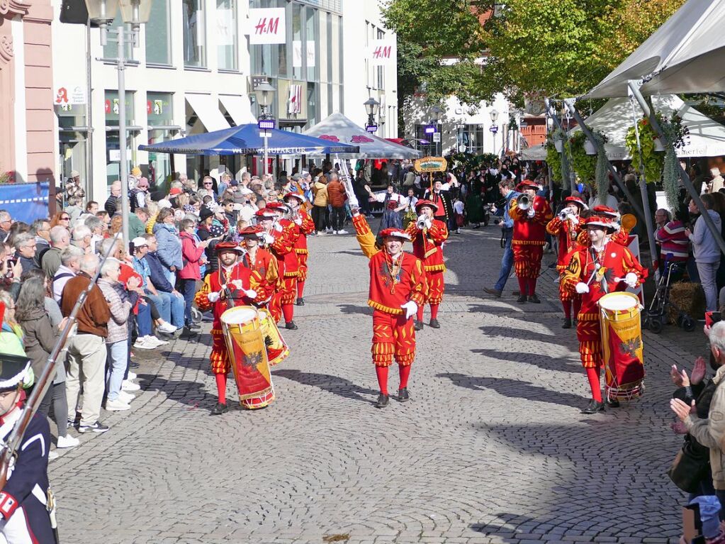 Eingebettet ins 65. Ortenauer Weinfest in der Offenburger Innenstadt war zur Feier von 100 Jahre Oberrheinmesse Offenburg ein Festumzug am Sonntagvormittag. Das Weinfest dauert noch bis Montagabend, 30. September.