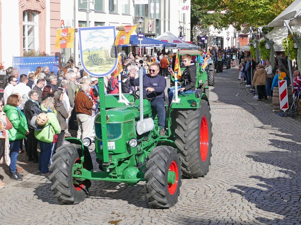 Eingebettet ins 65. Ortenauer Weinfest in der Offenburger Innenstadt war zur Feier von 100 Jahre Oberrheinmesse Offenburg ein Festumzug am Sonntagvormittag. Das Weinfest dauert noch bis Montagabend, 30. September.