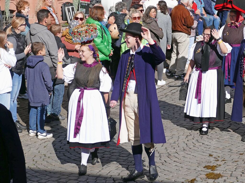 Eingebettet ins 65. Ortenauer Weinfest in der Offenburger Innenstadt war zur Feier von 100 Jahre Oberrheinmesse Offenburg ein Festumzug am Sonntagvormittag. Das Weinfest dauert noch bis Montagabend, 30. September.