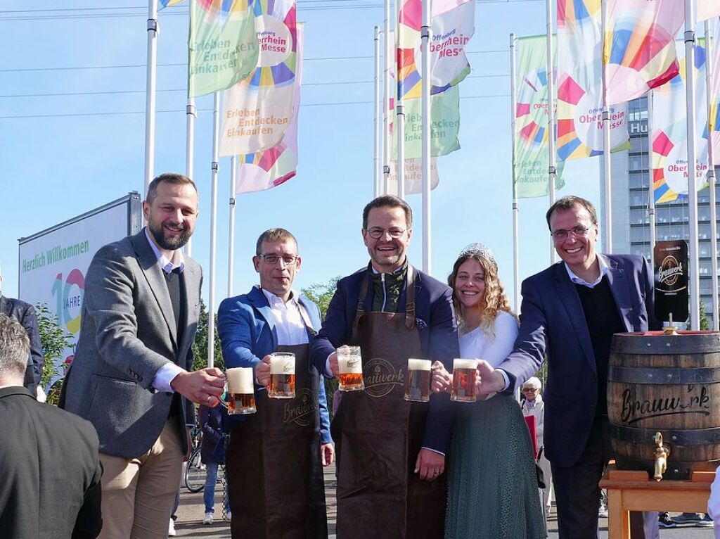 Eingebettet ins 65. Ortenauer Weinfest in der Offenburger Innenstadt war zur Feier von 100 Jahre Oberrheinmesse Offenburg ein Festumzug am Sonntagvormittag. Das Weinfest dauert noch bis Montagabend, 30. September.