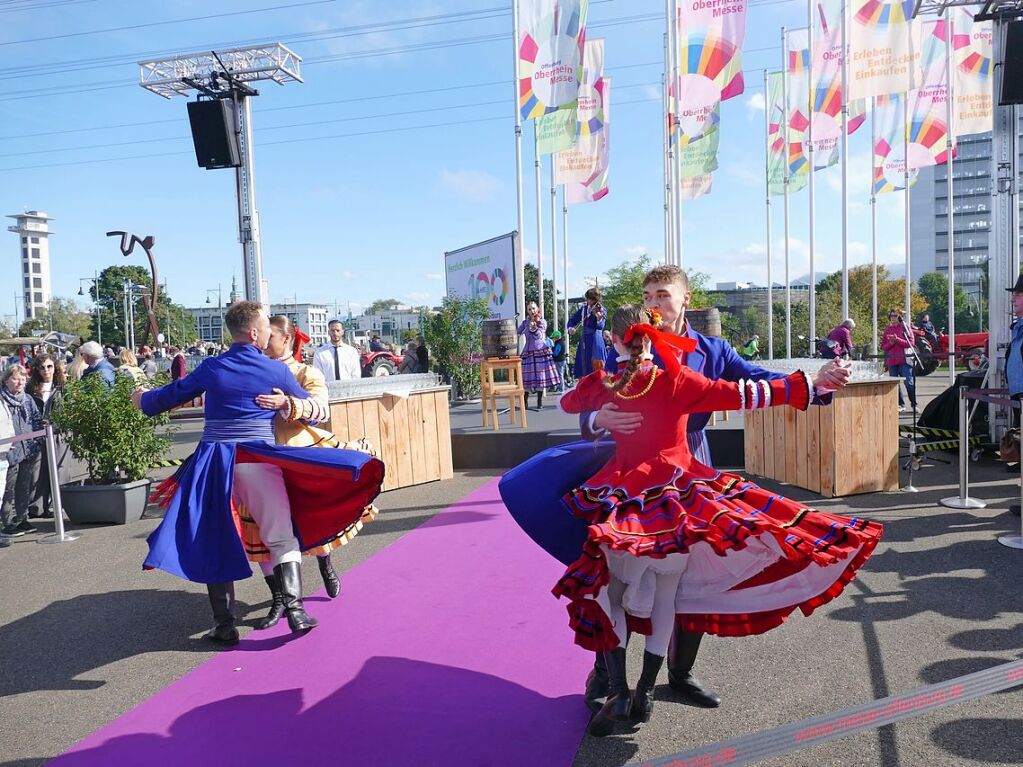 Eingebettet ins 65. Ortenauer Weinfest in der Offenburger Innenstadt war zur Feier von 100 Jahre Oberrheinmesse Offenburg ein Festumzug am Sonntagvormittag. Das Weinfest dauert noch bis Montagabend, 30. September.