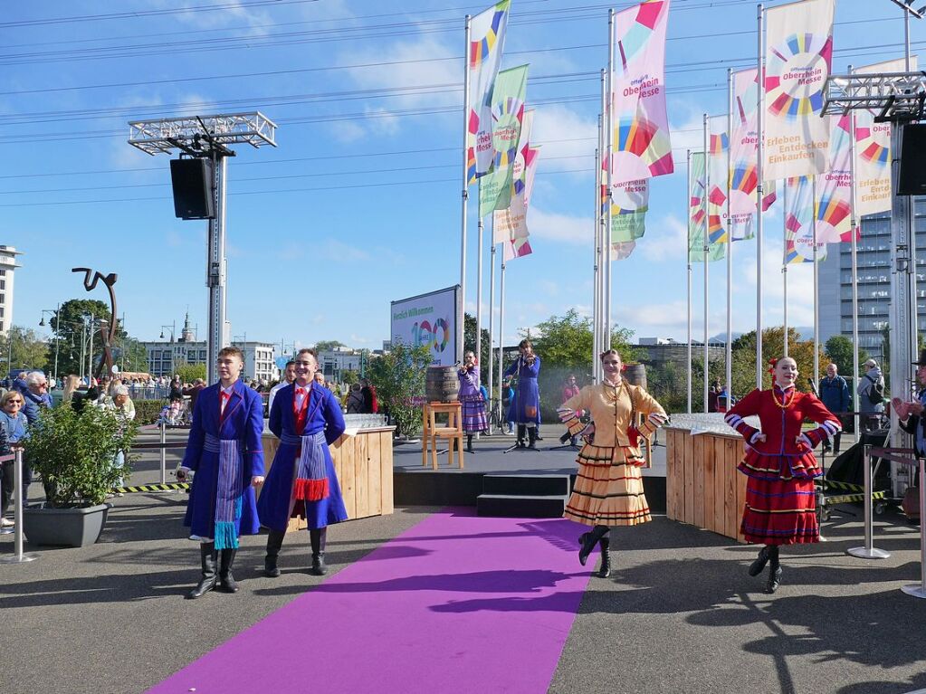 Eingebettet ins 65. Ortenauer Weinfest in der Offenburger Innenstadt war zur Feier von 100 Jahre Oberrheinmesse Offenburg ein Festumzug am Sonntagvormittag. Das Weinfest dauert noch bis Montagabend, 30. September.