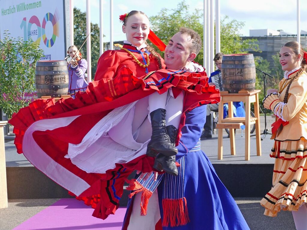 Eingebettet ins 65. Ortenauer Weinfest in der Offenburger Innenstadt war zur Feier von 100 Jahre Oberrheinmesse Offenburg ein Festumzug am Sonntagvormittag. Das Weinfest dauert noch bis Montagabend, 30. September.