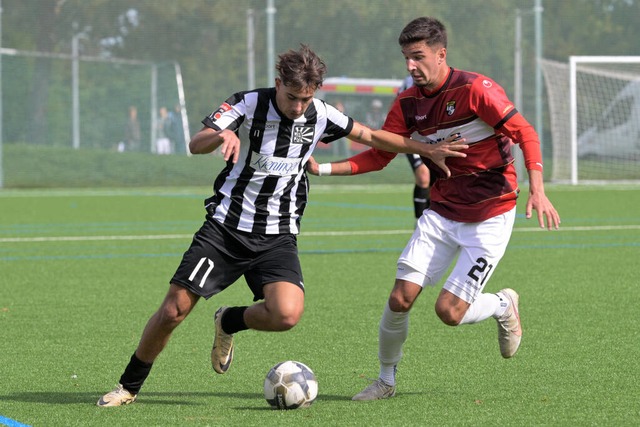 Noah Haller (rechts) von der TSG Balin...m Zweikampf mit Villingens Flavio Vogt  | Foto: Tobias Baur (Imago)