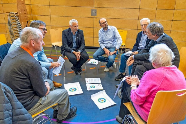 In diesem Gesprchskreis mit Pfarrer J...es um die anstehende Umstrukturierung.  | Foto: Alexandra Gnzschel