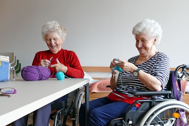 Maria Wehrle (links) und ihre Freundin Frau Buerle stricken gerne gemeinsam.  | Foto: Franziska Kleintges