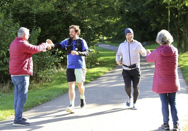 Der Benefizlauf fhrte in diesem Jahr durch den Grttpark.   | Foto: Katharina Kubon