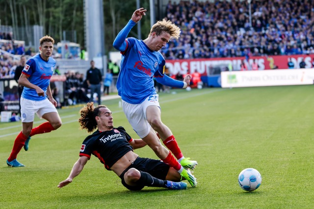 Zweikampf um den Ball: Frankfurts Arthur Theate (l.) und Kiels Lasse Rosenboom.  | Foto: Frank Molter/dpa