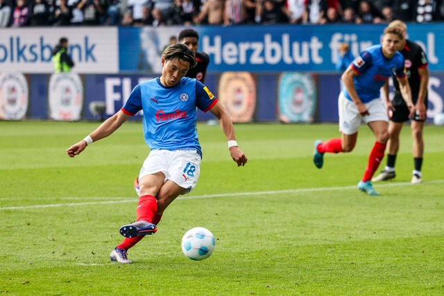 Kiels Torsch&uuml;tze: Der Japaner Shu...t gegen Frankfurt per Strafsto&szlig;.  | Foto: Frank Molter/dpa