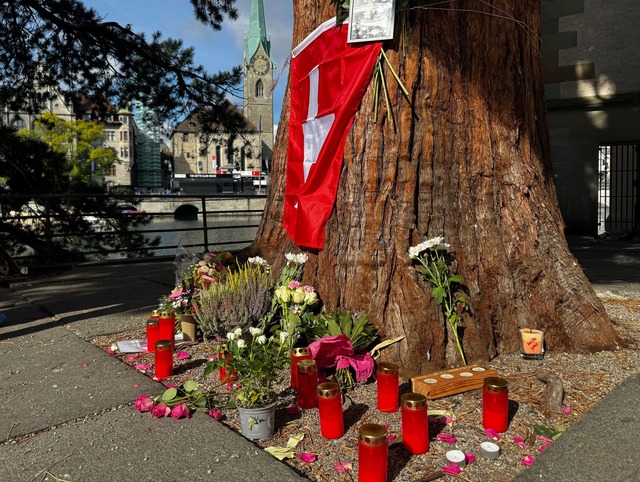 Ort des Innehaltens: Die Gedenkst&auml...r an der Wasserkirche von Z&uuml;rich.  | Foto: Tom Bachmann/dpa