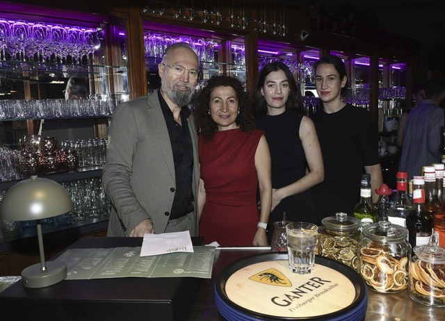 Wiedererffnung des Wolkenkratzers mit...ircan Yasar, Ela Yasar und Esra Kurt.   | Foto: Bettina Schaller