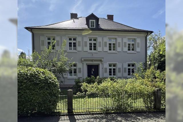 Ein schlichtes Pfarrhaus ohne Verzierungen