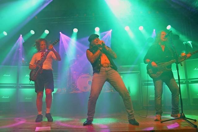 Die laute und kraftvolle AC/DC-Coverband Barock trifft in Unadingen auf begeisterte und textsichere Fans