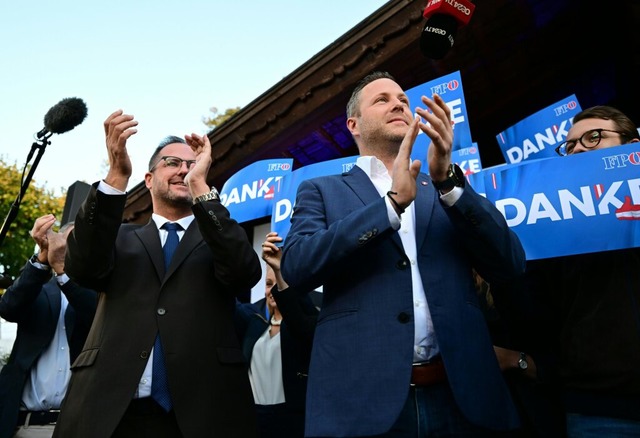 Christian Hafenecker (l) und Michael Schnedlitz  bei der FP-Wahlparty  | Foto: Roland Schlager (dpa)