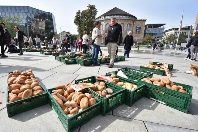 Initiative Foodsharing stellt Lebensmittel auf dem Platz der Alten Synagoge aus