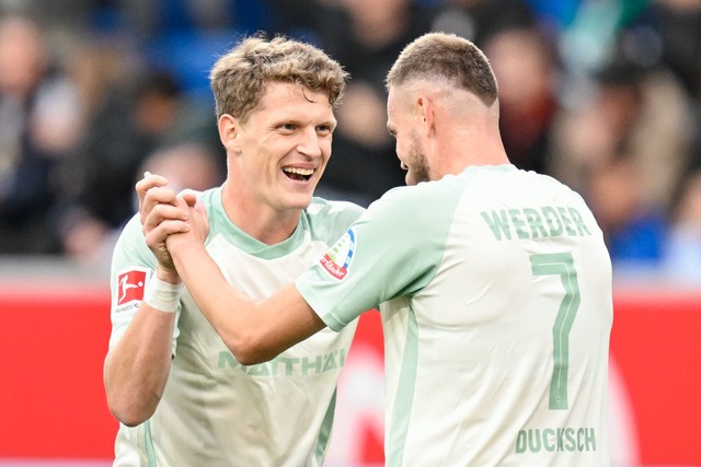 Jens Stage (l) und Marvin Ducksch jube... Werder Bremen bei der TSG Hoffenheim.  | Foto: Uwe Anspach/dpa