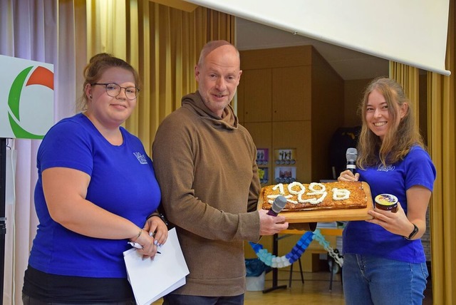 Ein besonderer Kuchen zum 100-jhrigen...mmen mit Pfarrer Bernhard Stahlberger.  | Foto: Bernadette Andr