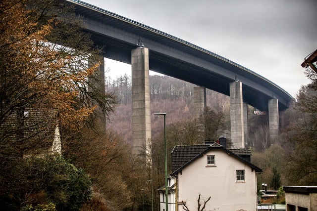 Die Talbr&uuml;cke Rahmede war nicht mehr zu retten.  | Foto: Dieter Menne/dpa