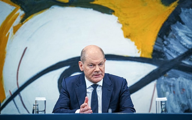 Kanzler Olaf Scholz gab nach einee Bun...a bekannt - ein damals gewohntes Bild.  | Foto: Kay Nietfeld/dpa